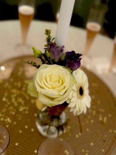 Evenementenfotografie | BvSocials Professionele evenementenfotografie van bloemendecoratie tijdens een event, vastgelegd door BvSocials.