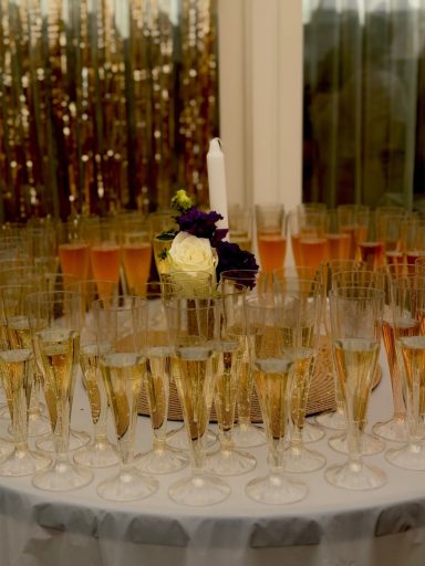 Bruiloftsfotografie | BvSocials Professionele fotografie van champagneglazen tijdens een bruiloft, vastgelegd door BvSocials.
